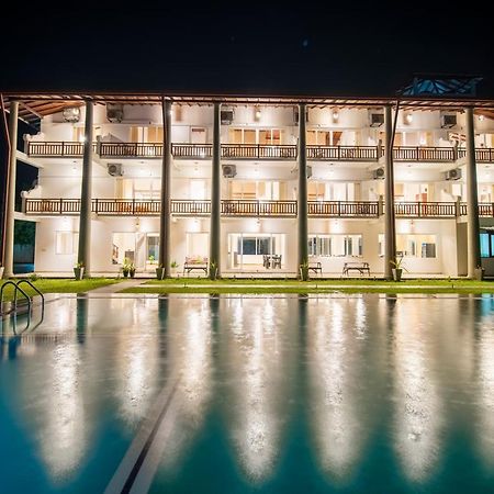 Chaarya Lake Hotel Tissamaharama Exterior foto