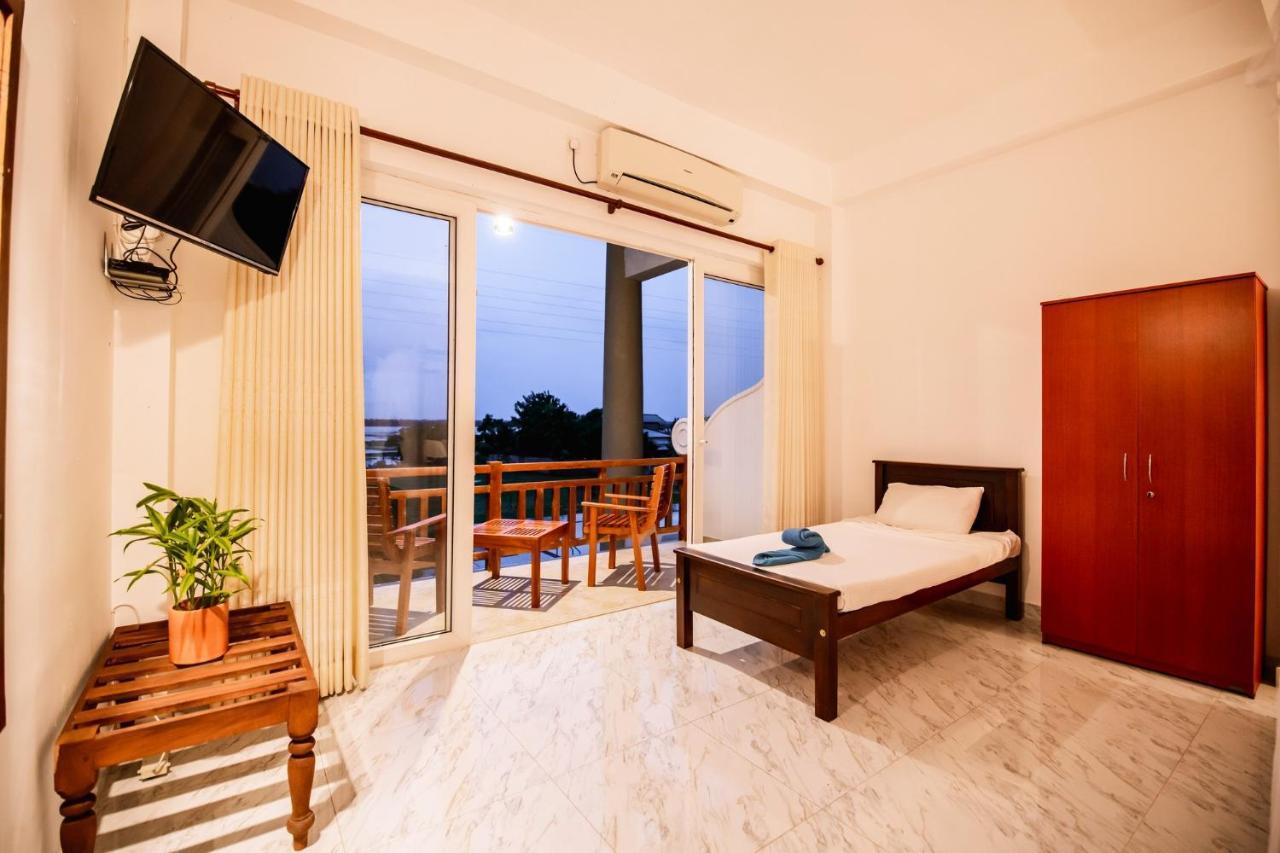 Chaarya Lake Hotel Tissamaharama Exterior foto