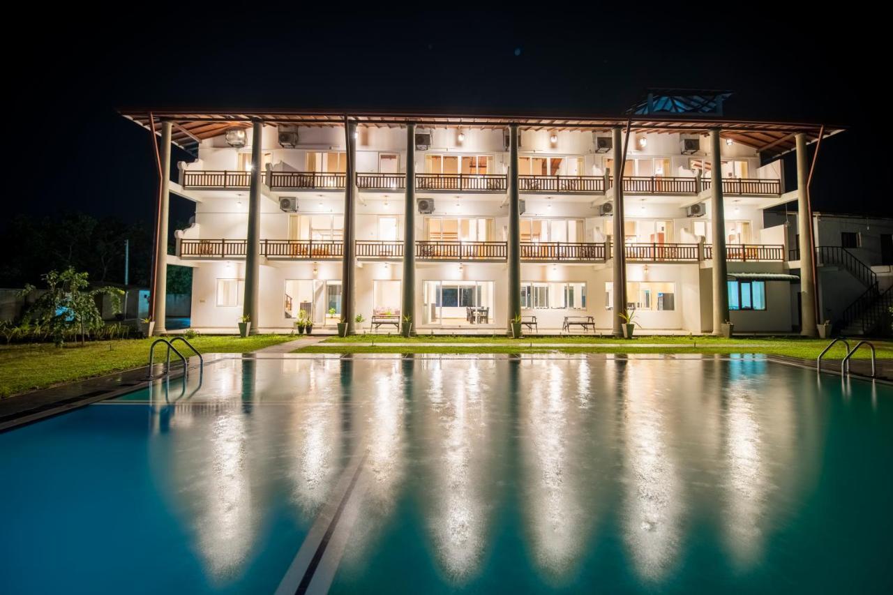 Chaarya Lake Hotel Tissamaharama Exterior foto