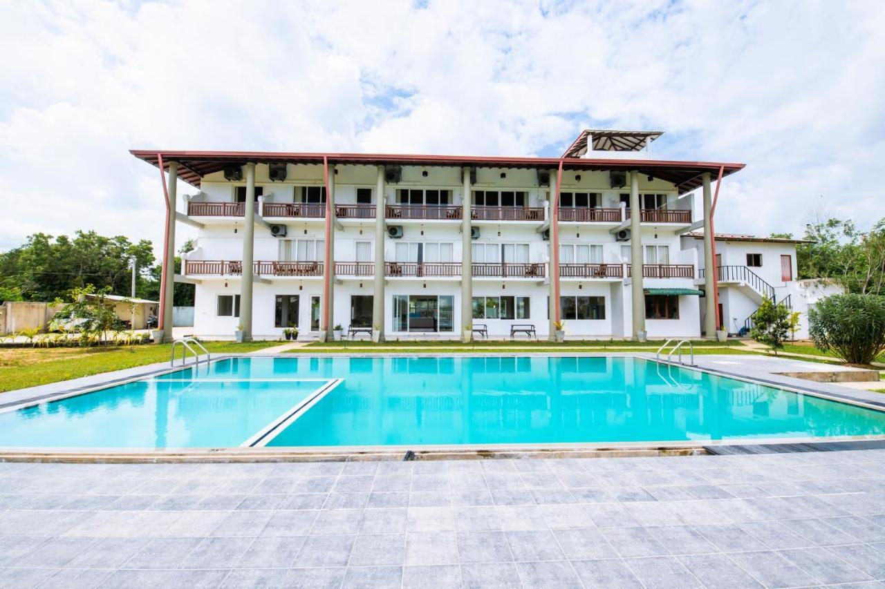 Chaarya Lake Hotel Tissamaharama Exterior foto