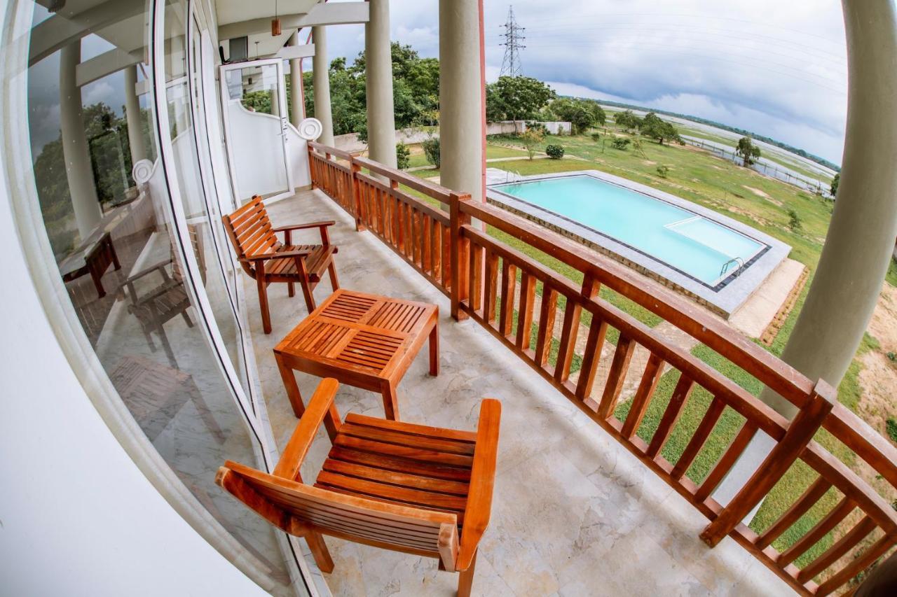 Chaarya Lake Hotel Tissamaharama Exterior foto