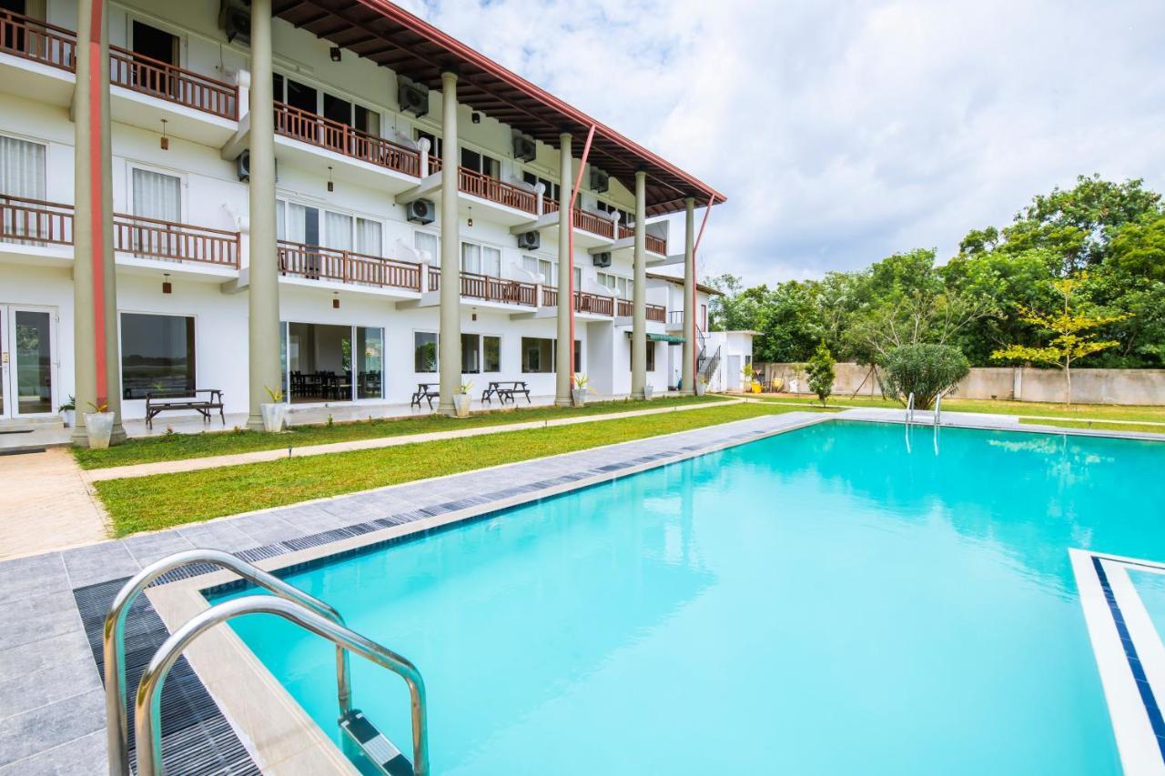 Chaarya Lake Hotel Tissamaharama Exterior foto